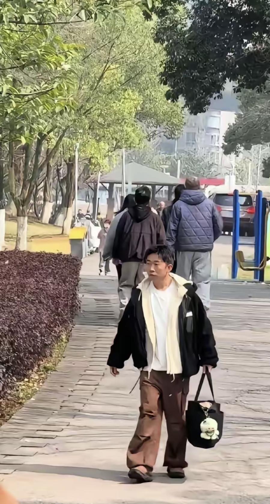 杨迪全年上11个综艺，没助理没保镖，却总能接住所有梗；别人靠团队撑场面，他靠双肩