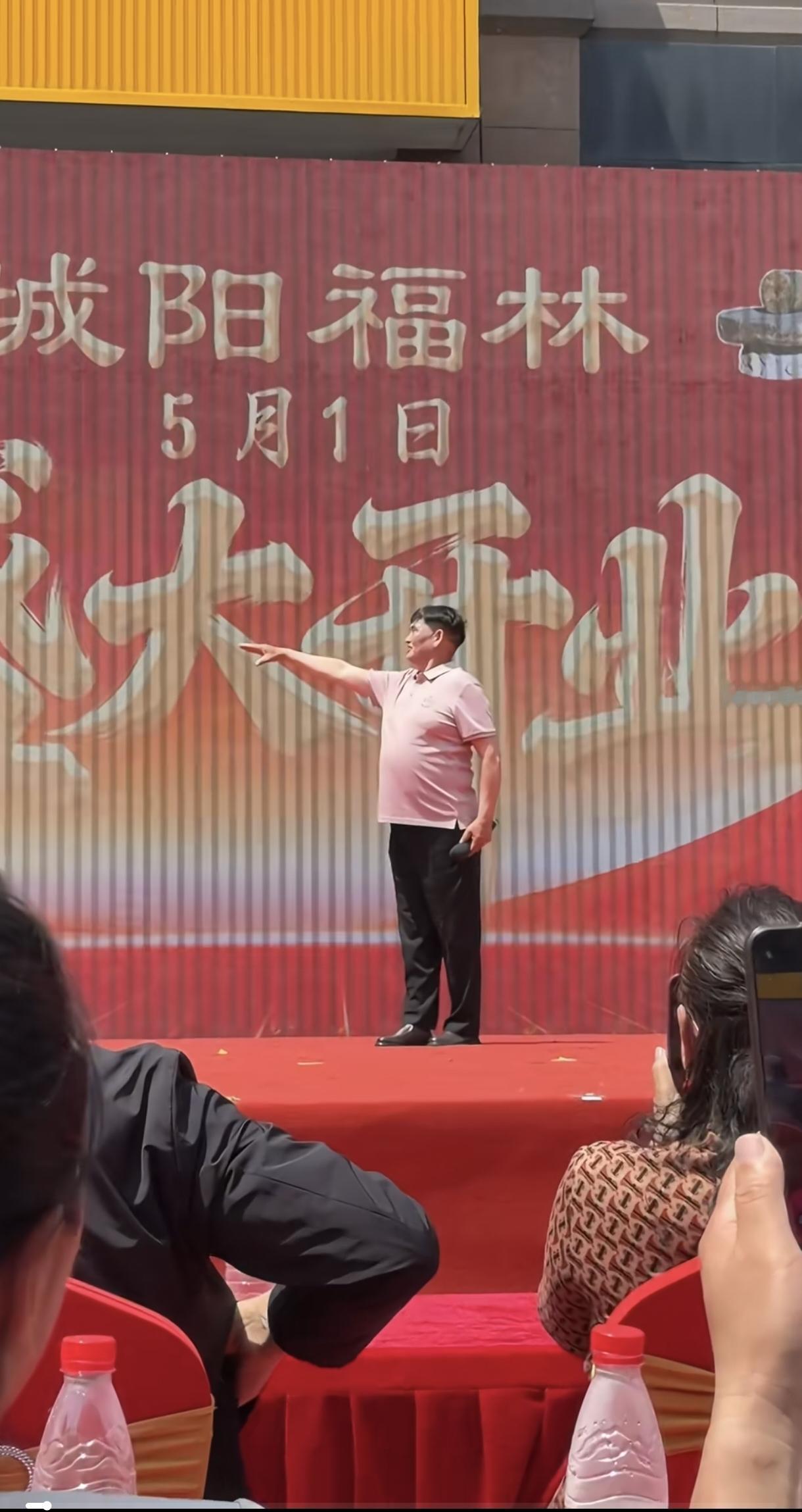 从朱之文被人调侃为“大衣哥”的那一天起，就已经决定了朱之文的前程和命运。朱之文是