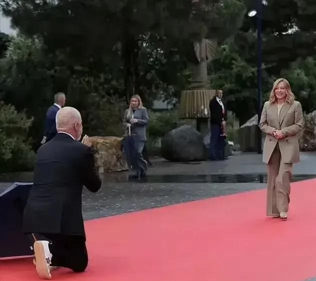 耻辱！极大的耻辱！国家总理向外国领导人单膝跪地在欧洲政治共同体峰会上阿尔巴