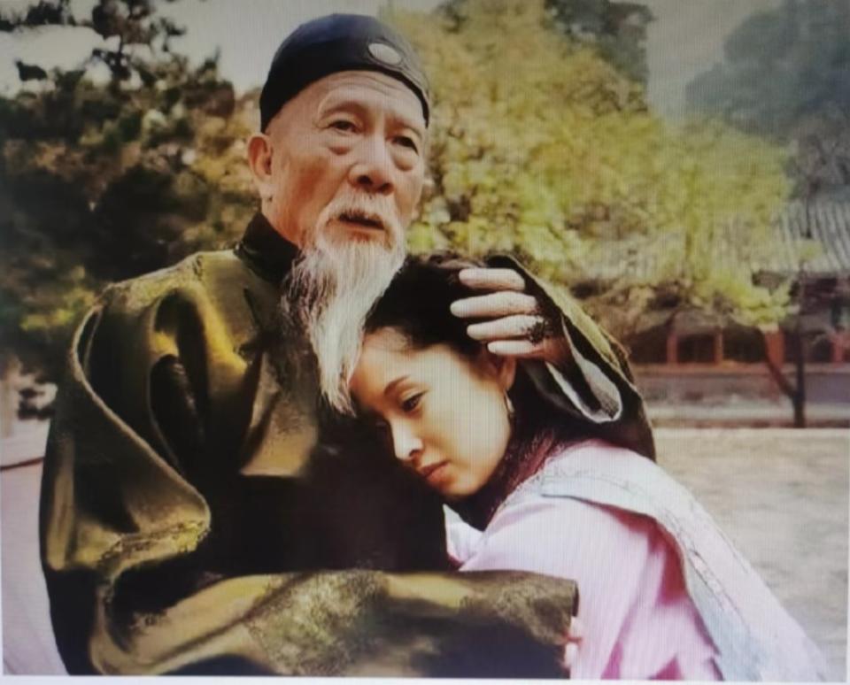 1881年，71岁的左宗棠娶了章怡为妾。洞房花烛夜，章怡慌忙拭去眼角的泪，说“老