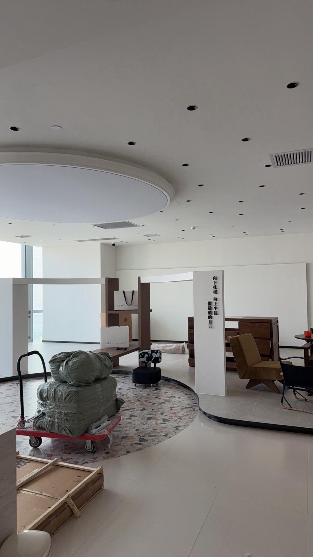 没有灯光，没有美颜，窗帘还没有装、卫生还没有做，东西都在陆陆续续到货...