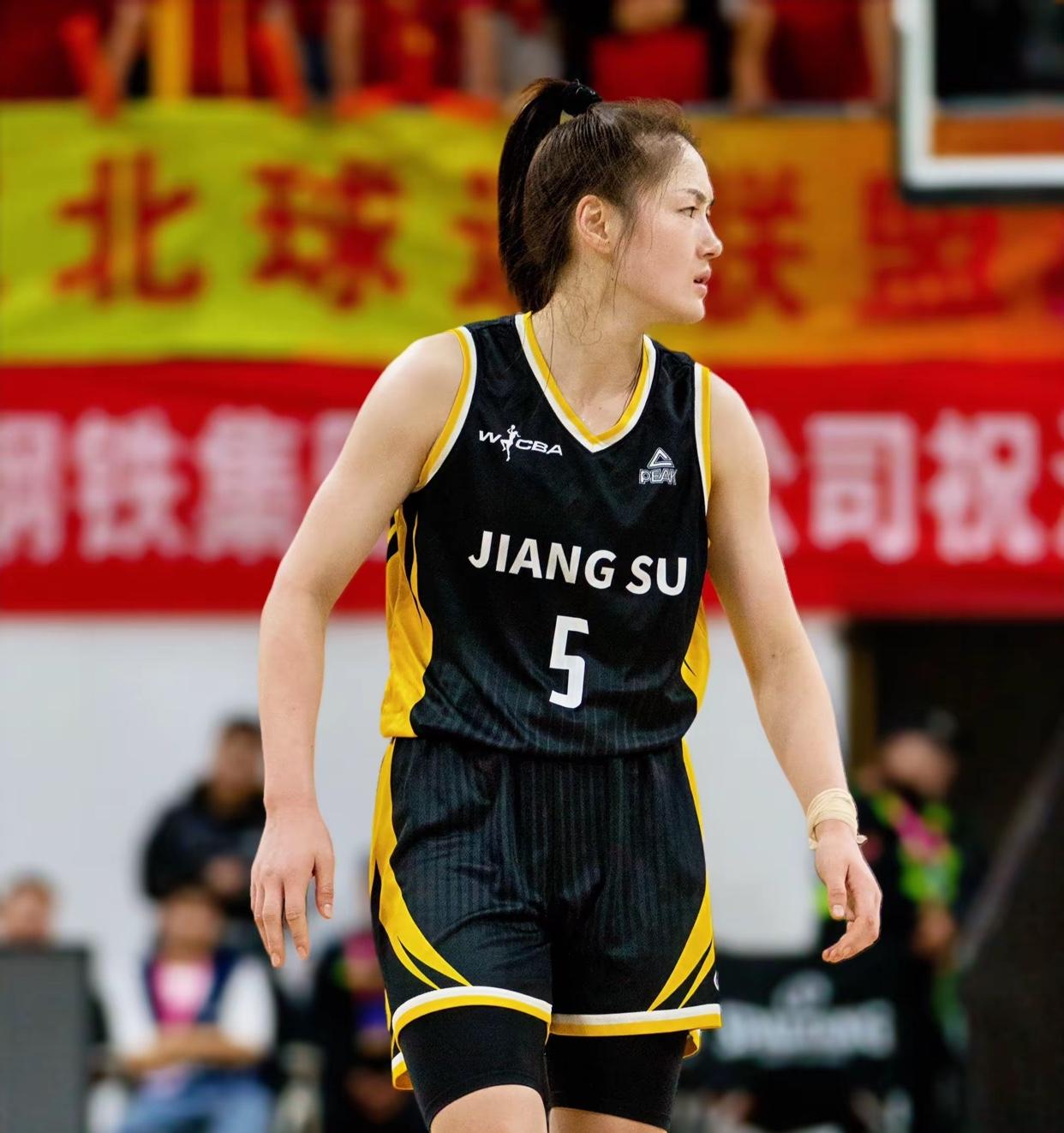 江苏女篮今晚应该能再胜上海女篮江苏女篮上一场以102:91击败了上海女篮但