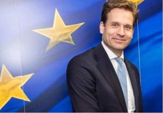 就在刚刚，荷兰公开羞辱中国。荷兰经济事务大臣卡雷曼斯近日已经去信议会，内容提