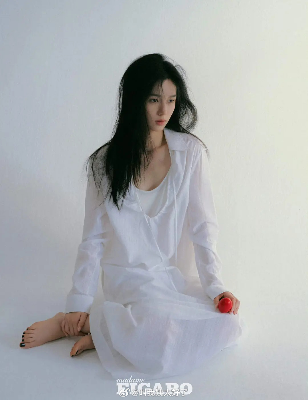 周也的费加罗新图来了，这个妆造是不是还挺适合她的？