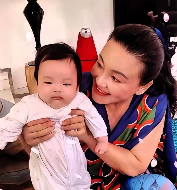 张兰抱小孙子,孩子很结实,她笑得开心,脸上都是满足,这种心情真好,好像