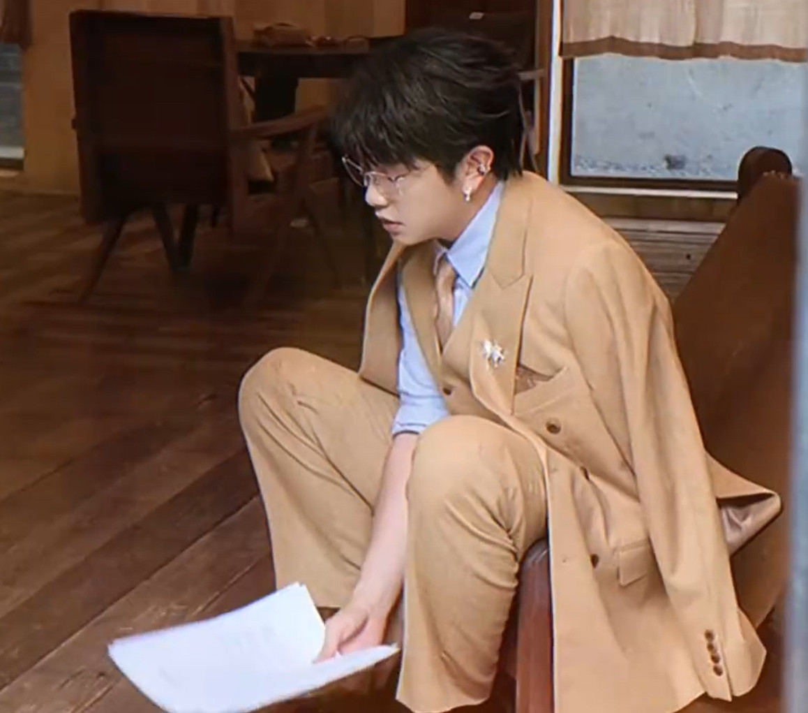 救命！颜人中在音综里直接化身“音综版孟宴臣”，黑色西装配金属胸针，连转身的弧度都