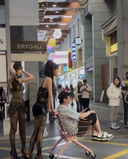 王思聪在干什么，行为艺术吗？​​​