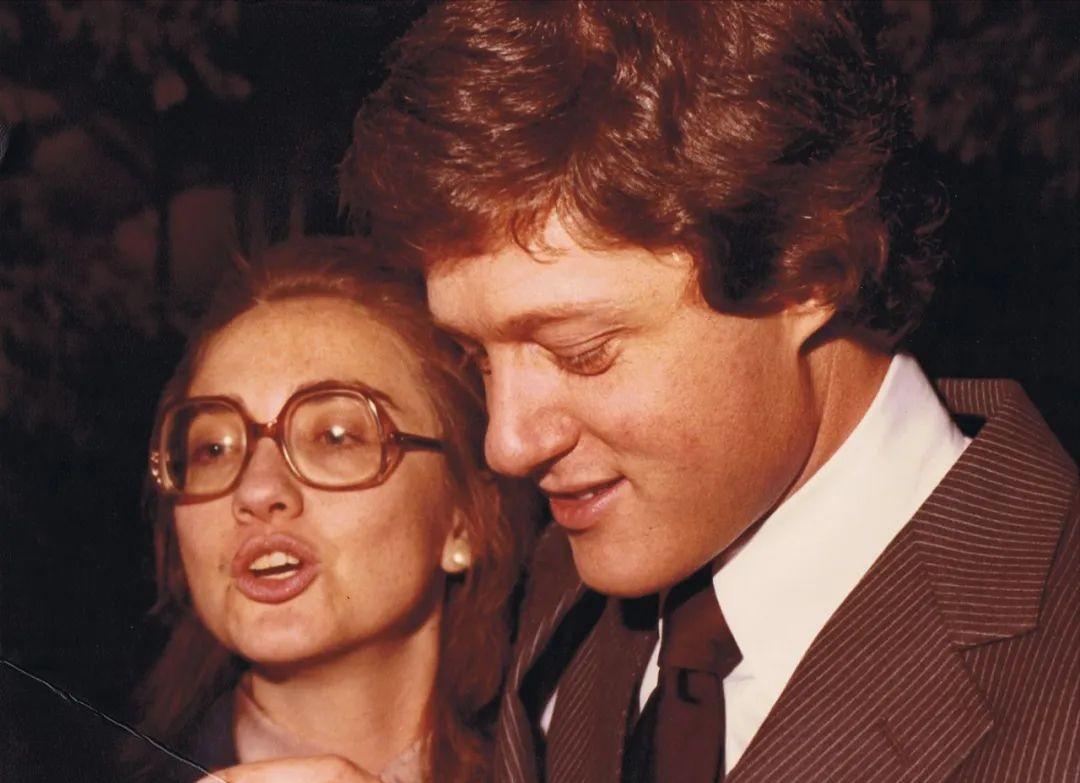 克林顿好帅，老了都帅。满头白发的他还不忘搞怪，这是一位活力四射的老人。