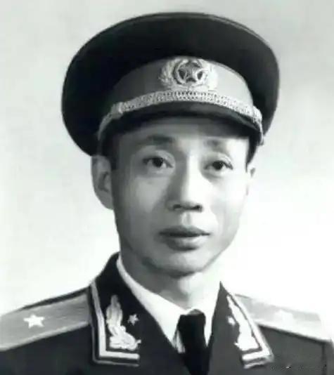 1960年，成都军区中将韦杰把吉普车横在将军楼前，枯坐12小时不走，当年过命交情