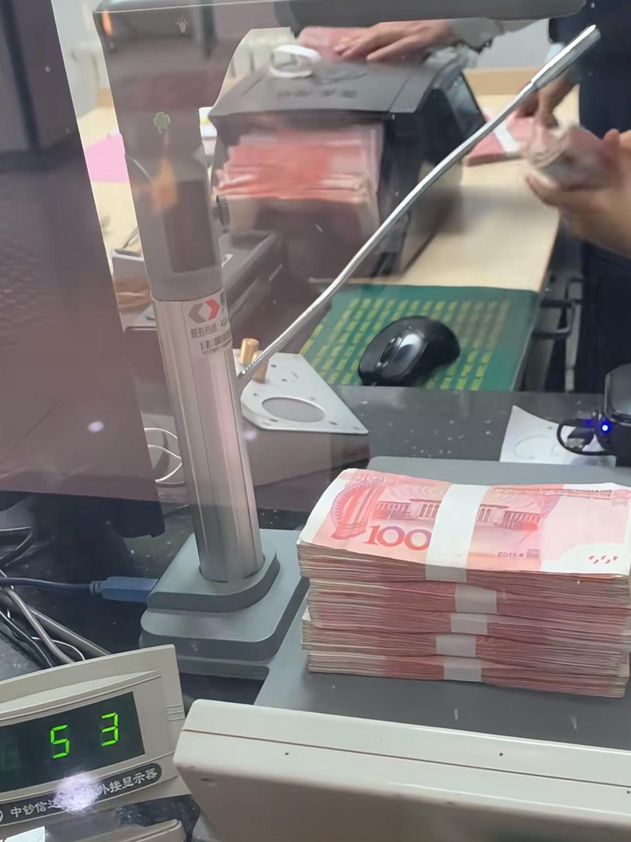 银行一有新动作我立马把40万存款全提了出来！不为别的，就因六大行5年期大额