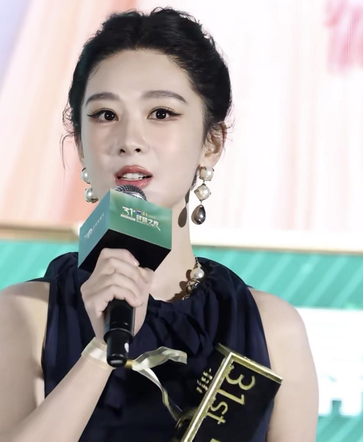 杨紫昨晚白玉兰晚宴那番发言，听着竟有点像提前把获奖感言念完了——三提视后的她，上