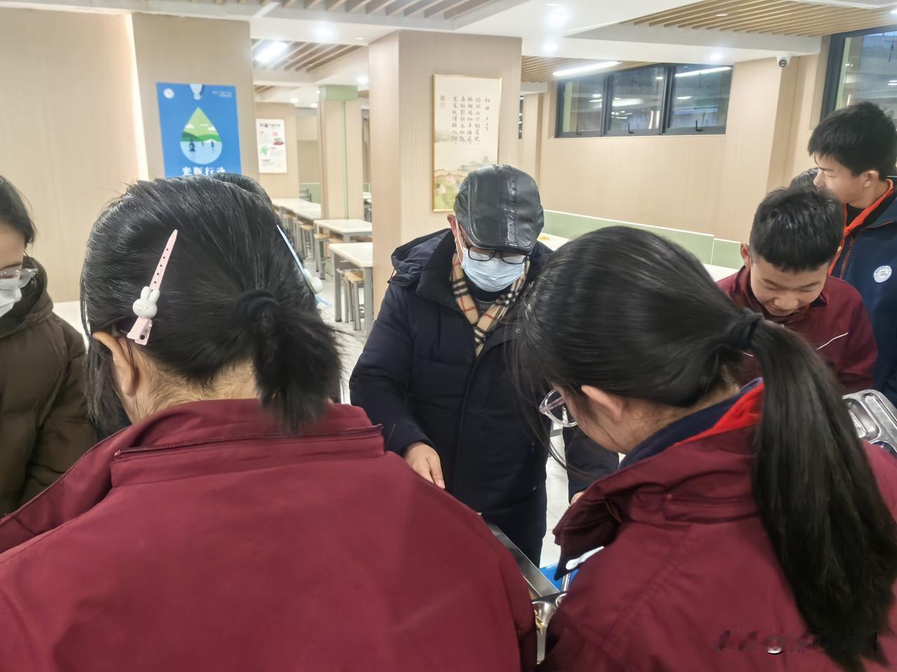 过去的一年，上半年退休在家，下半年返聘回校上班。最大的领悟就是：一名老师退休了，