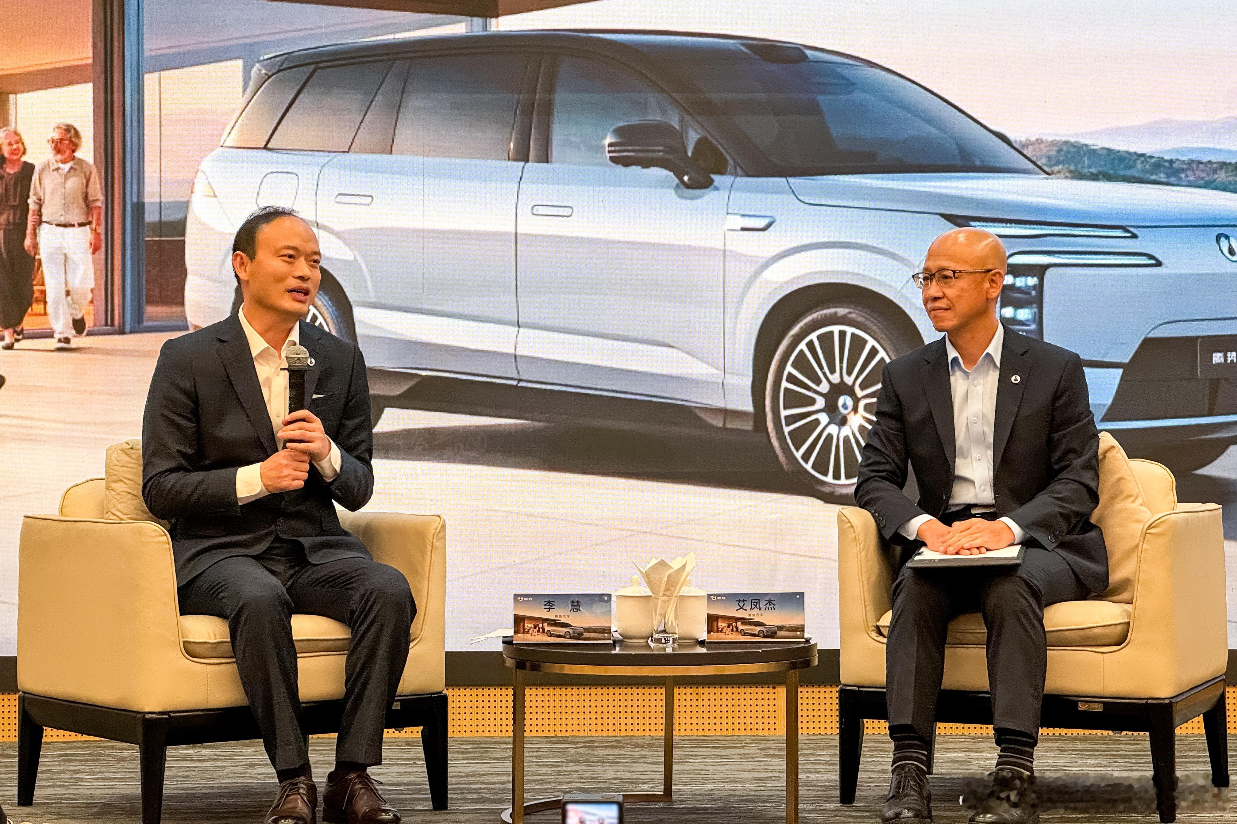 腾势N8L发布会后紧接着就在六角大楼来了场专访,在这里给大家汇总下这次专访聊