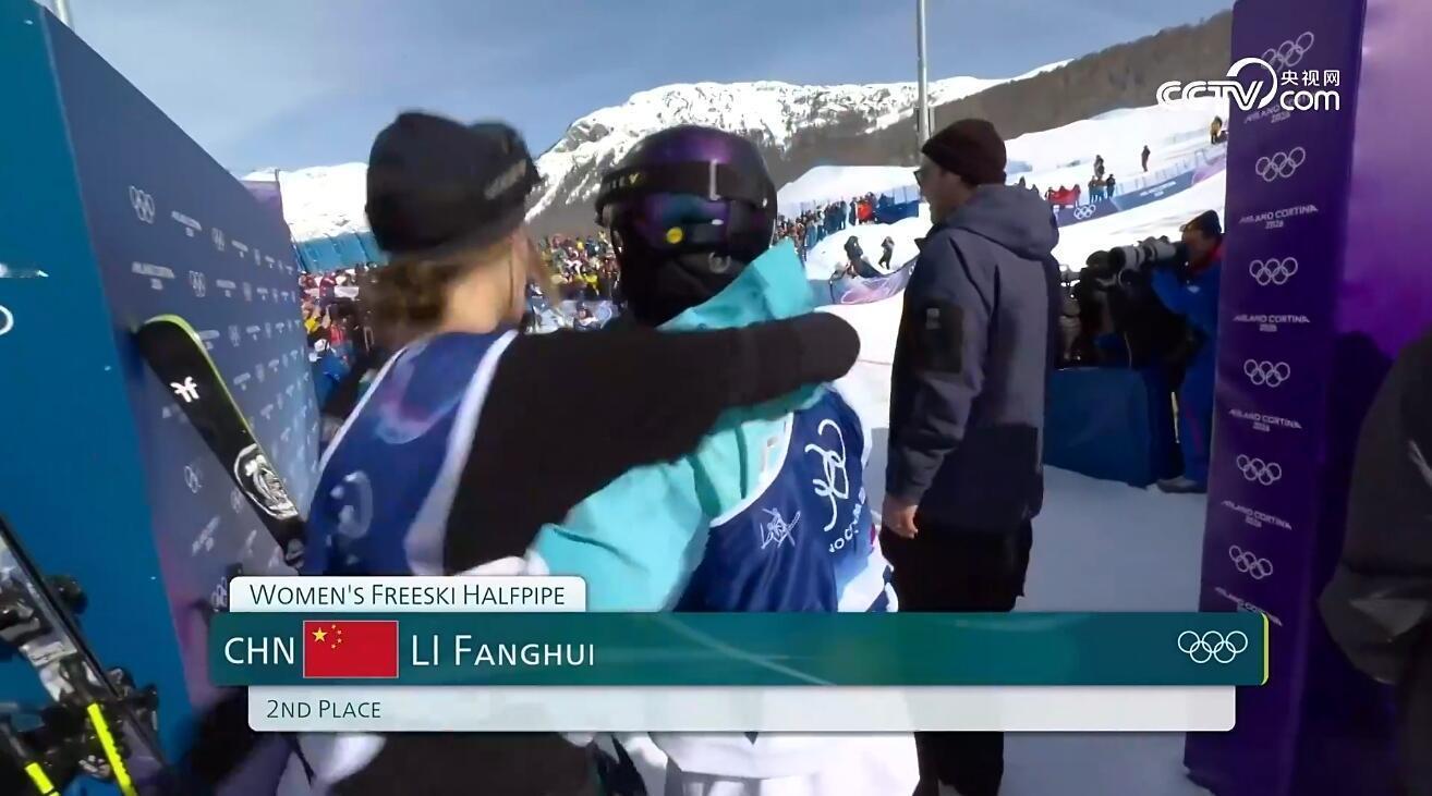 谷爱凌完美完赛开心挥挥手🇨🇳包揽金银！！太牛啦！！！从大跳台到U型场地，谷爱