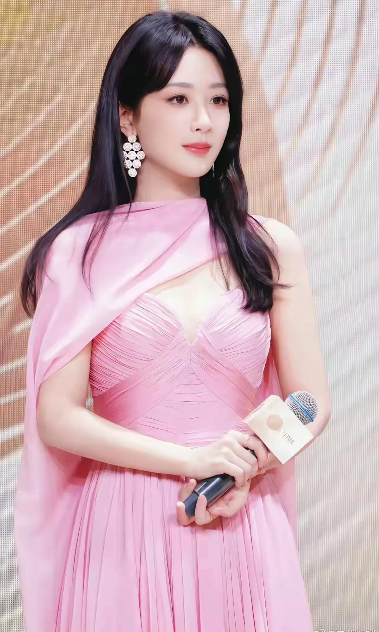 没想到这竟然是杨紫，风格大变超惊艳，颜值直线上升，真的越来越好看了！杨紫容貌变化