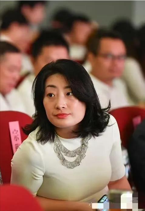 原来宗馥莉之前“又胖又土”全是造型惹的祸！不仅衣服没选对，配上这厚重齐刘海更是绝