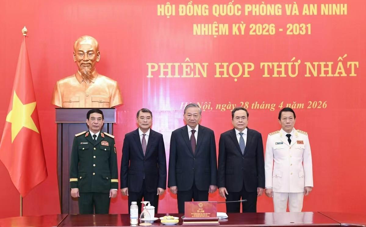 这张照片定格了2026-2031届越南国防与安全委员会首次会议的现场，站在镜头前
