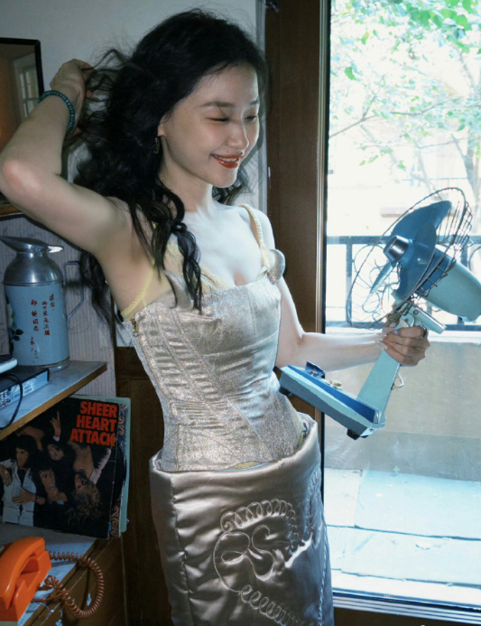 她怎么瘦成这样的​​​。。。。