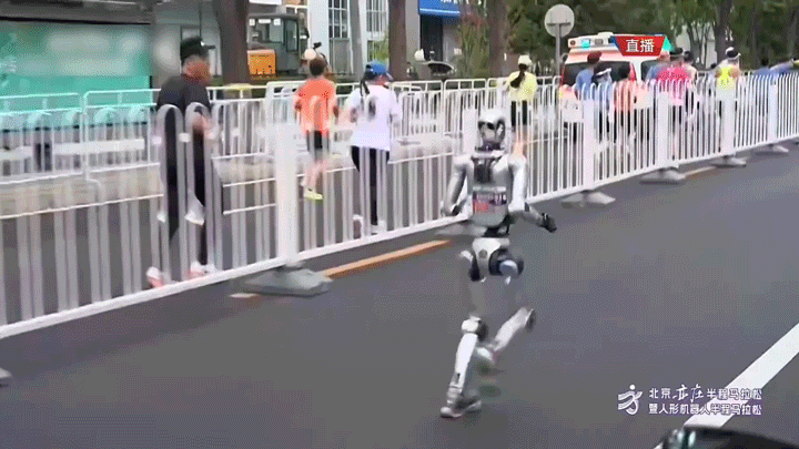荣耀机器人打破人类半马纪录荣耀机器人荣耀机器人“闪电”在北京亦庄人形机器人半马