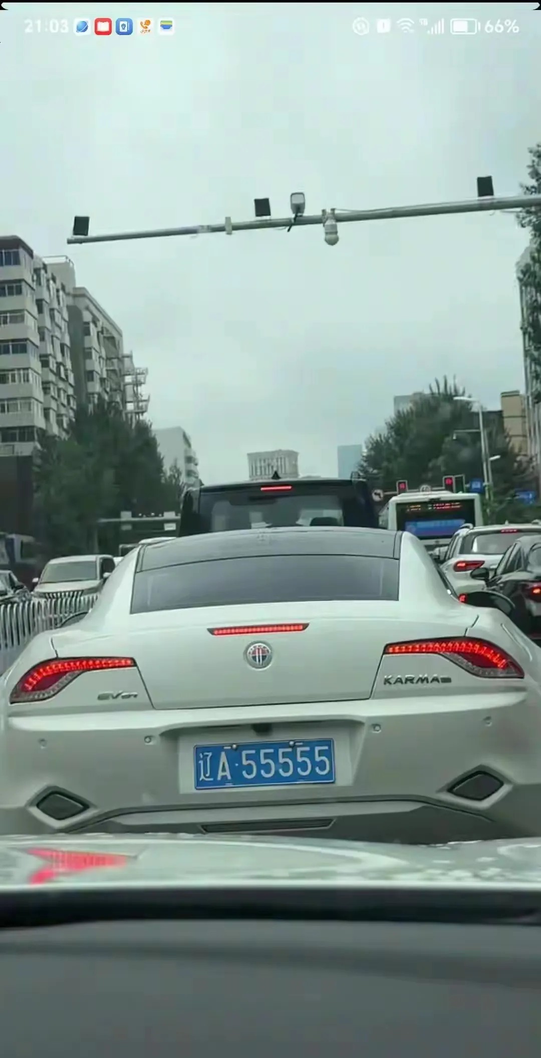 幸亏刹车及时，这是什么车，撞上估计我得破产吧