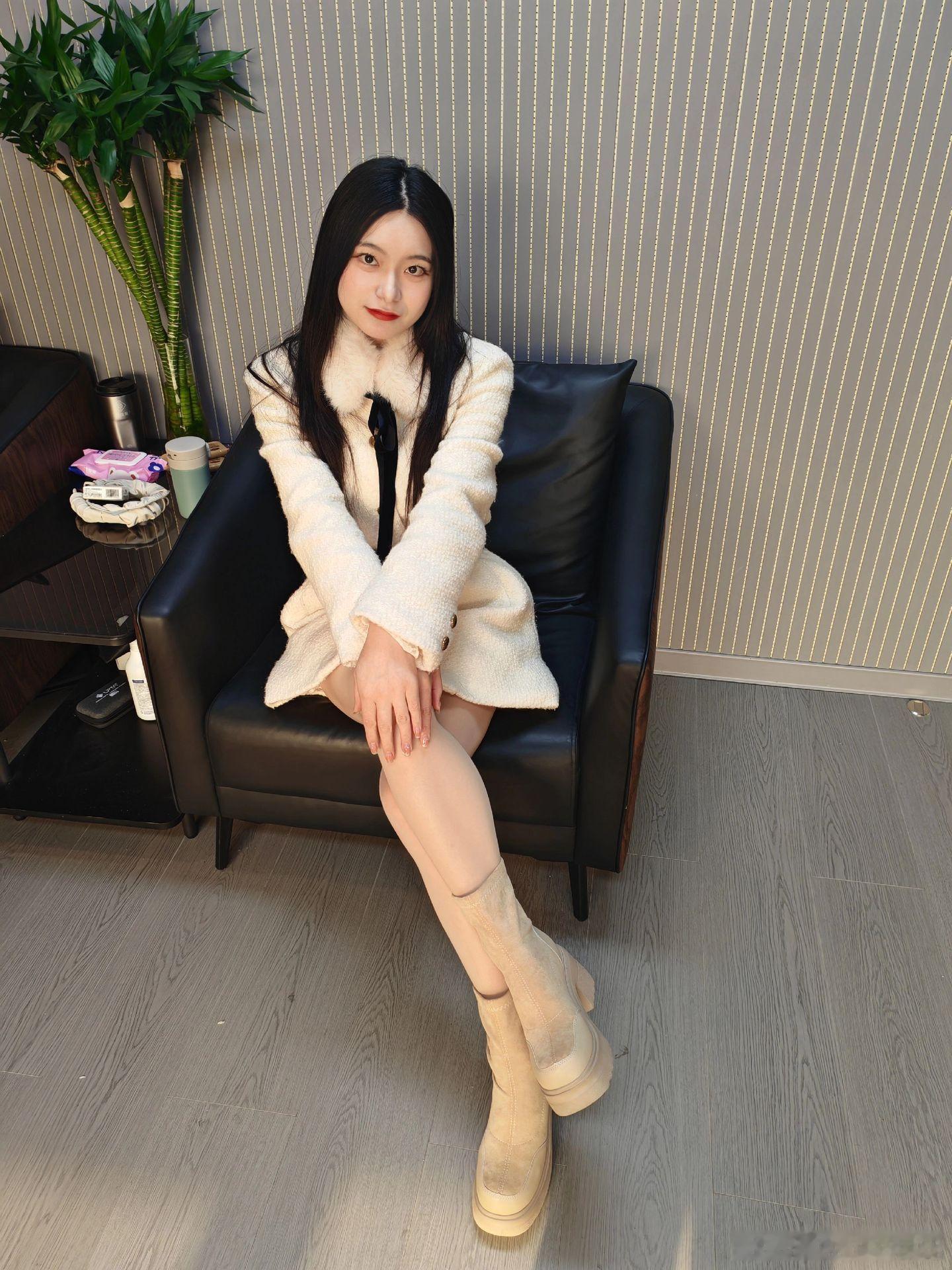 美女穿搭写真一身浅色系穿搭美女绘梦长廊