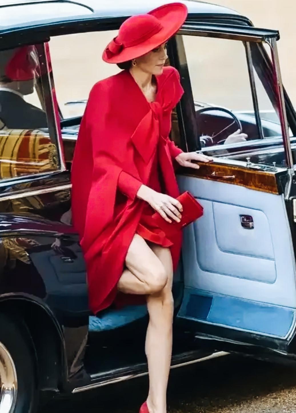 凯特王妃这一身红裙是不是非常漂亮啊！这下车的姿势是不是也很优雅啊！是不是既有