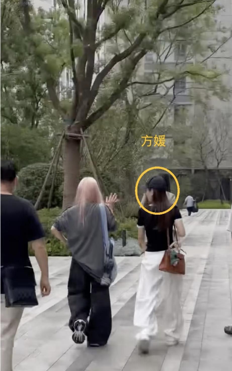 近日，方媛撇开郭富城，独自到上海缦云高端小区看房，她颜值身材一般，该小区大平层价