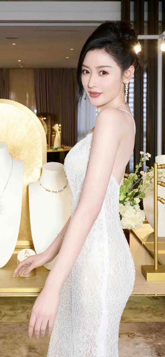 内娱体态管理天花板，张天爱的生图状态永远超出预期。原生镜头下，利落直角肩搭配清晰