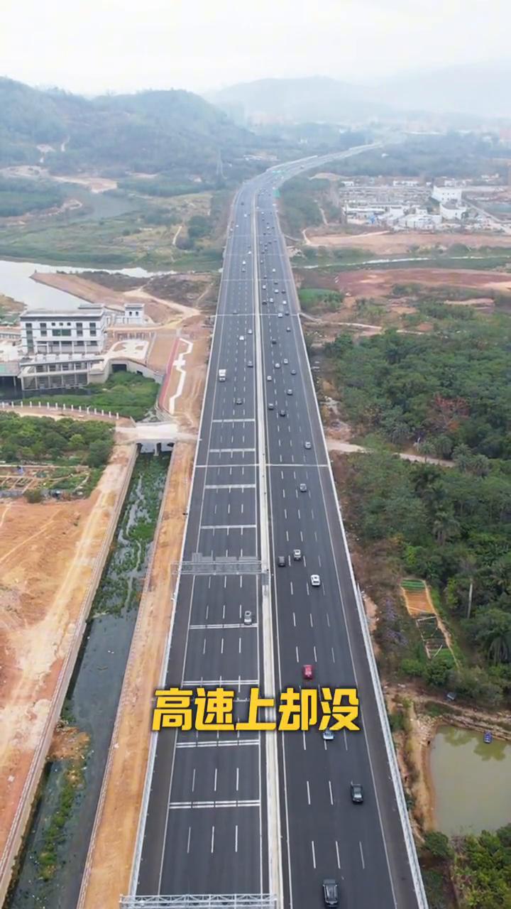 高速免费的第一天，一路畅通。你们发现没，2月15日高速免费的第一天，高速上却没