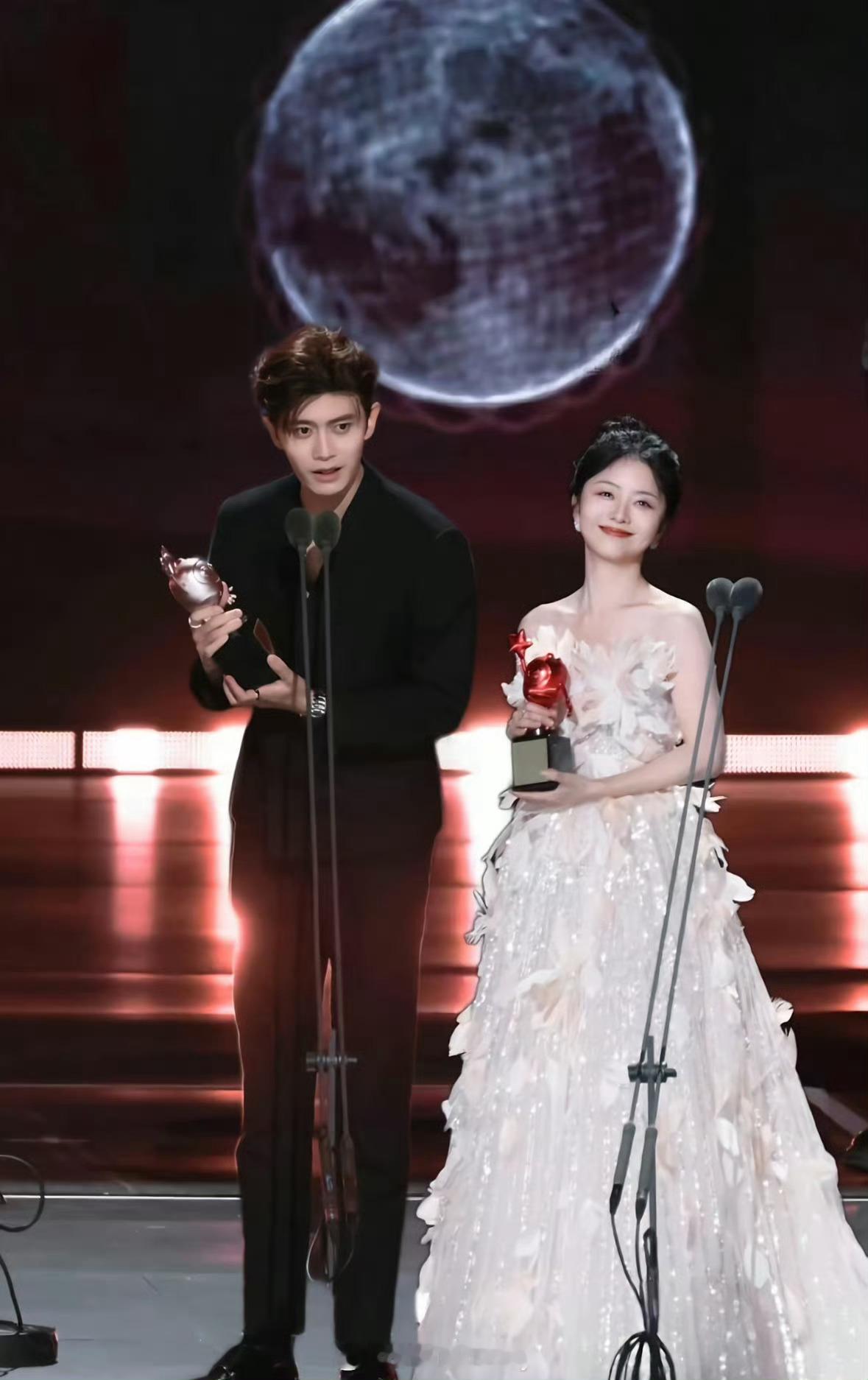 哦莫😲网传谭松韵任嘉伦要二搭谭松韵任嘉伦二搭