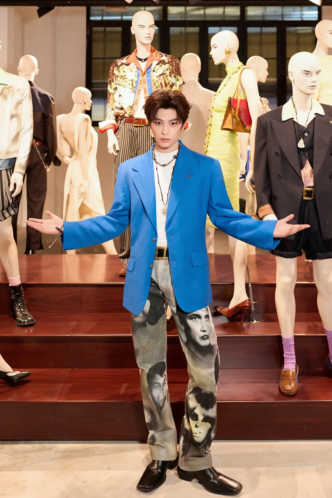 背景这套是小哥哥上次的范思哲活动造型哎