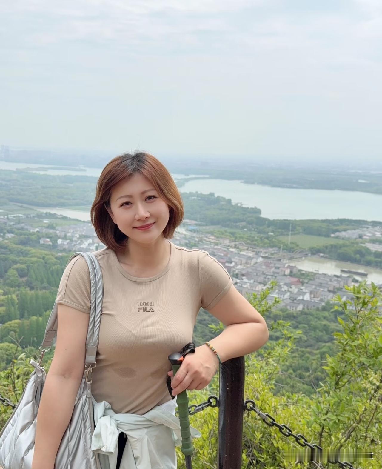 如梦令·山巅远眺行尽青峰云岫，风里笑舒红袖。极目望川平，万顷烟光如绣。