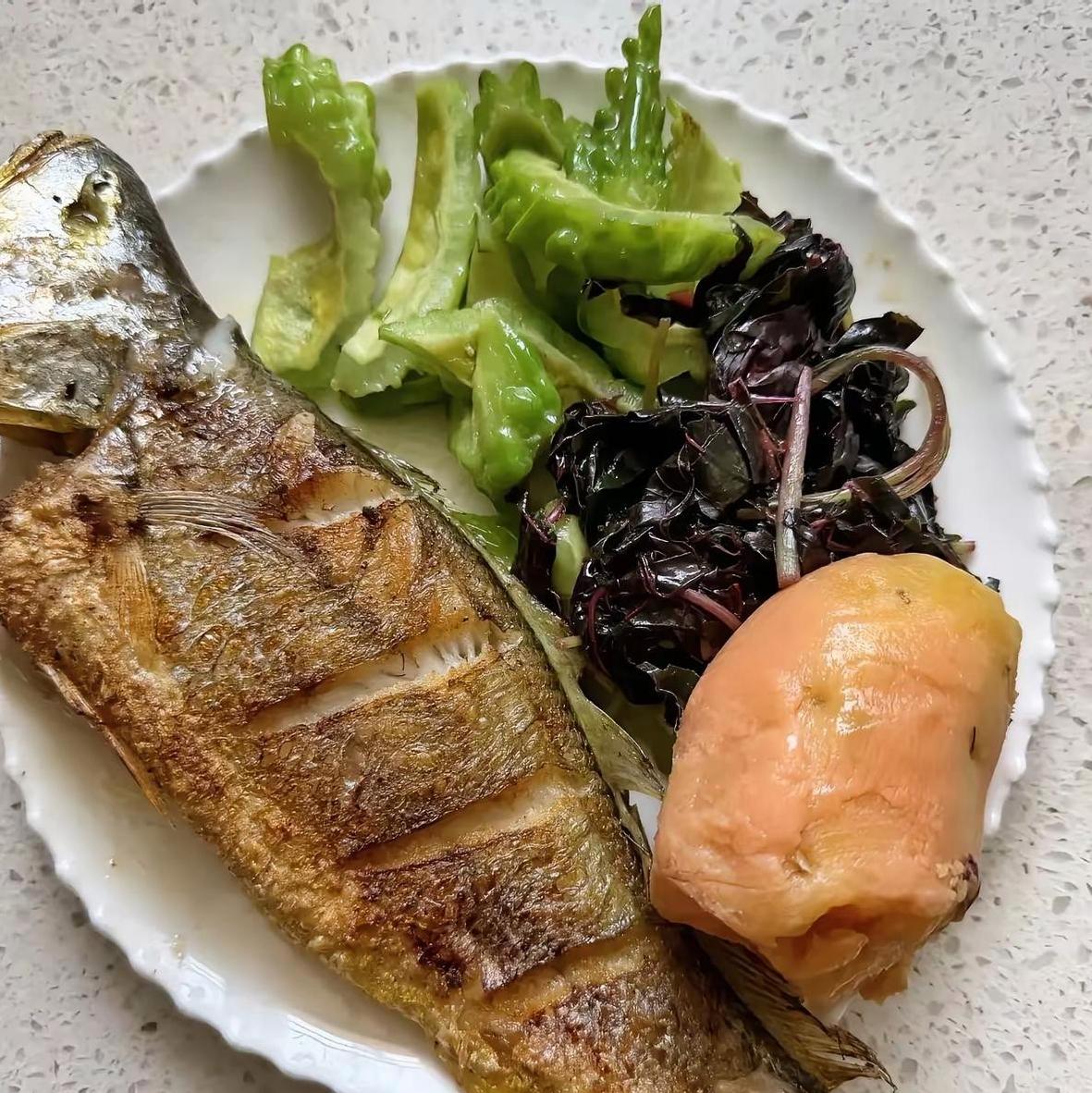 加班回家看到婆婆留的饭菜，瞬间心里五味杂陈辛苦加班一整天，满心疲惫回到家，