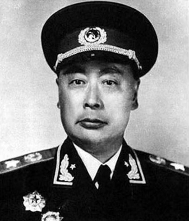 🌞1955年全军授衔之前，刘少奇坚持反对给陈毅授元帅军衔，周恩来听闻此事，