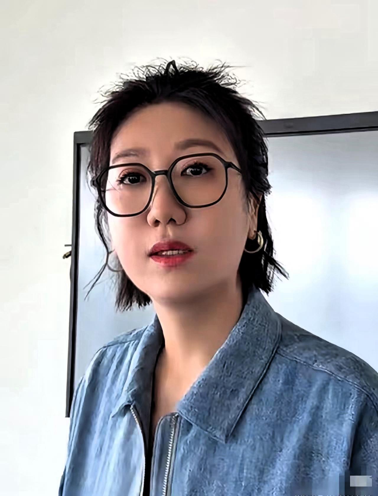 内娱终于出了个可怕的主持人，易立竞不是说她长相，是说她的采访风格，实在是太犀