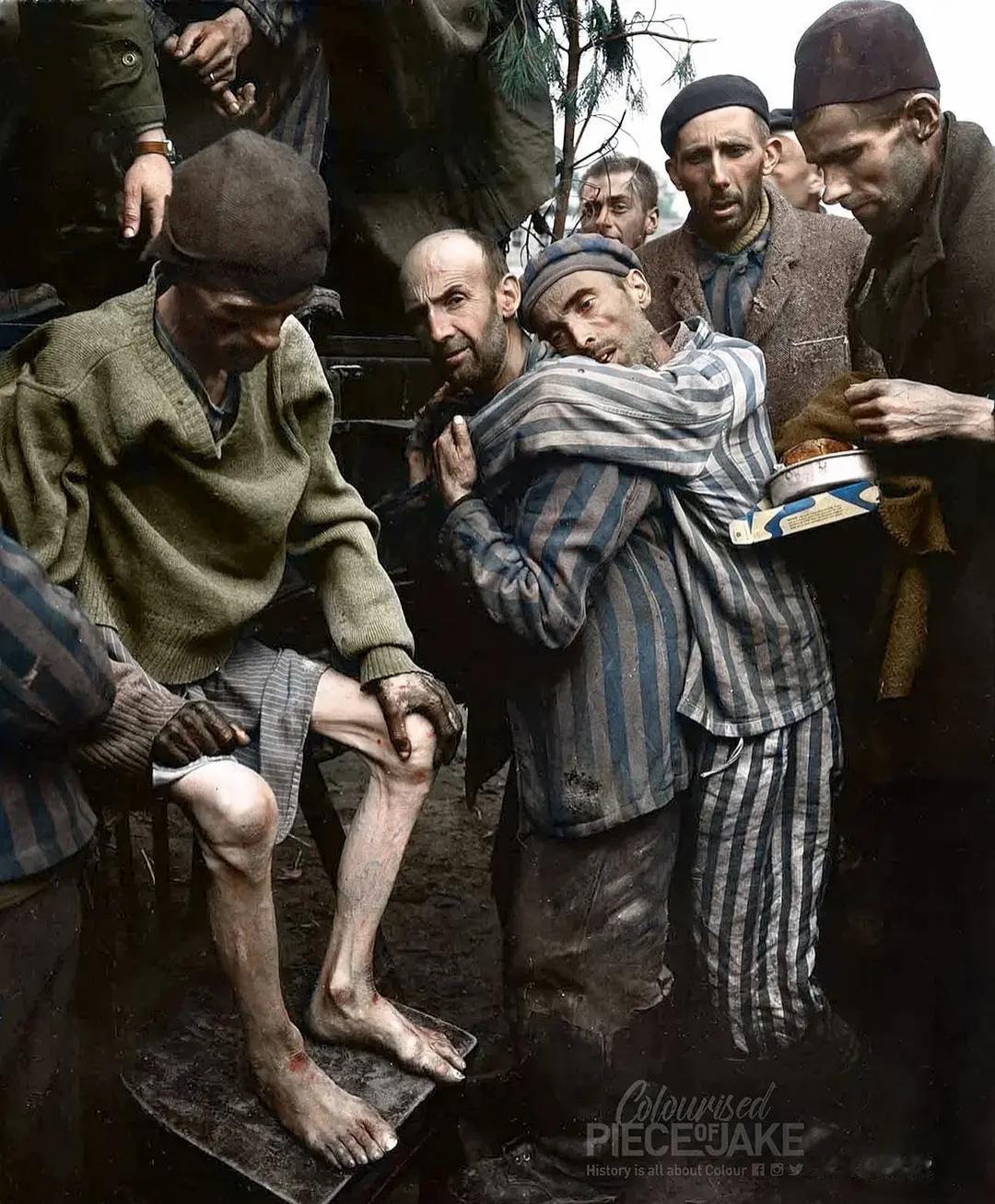 1945年5月4日,德国,饱受折磨的囚犯从被解放的德国沃柏林集中营撤离,送往医院