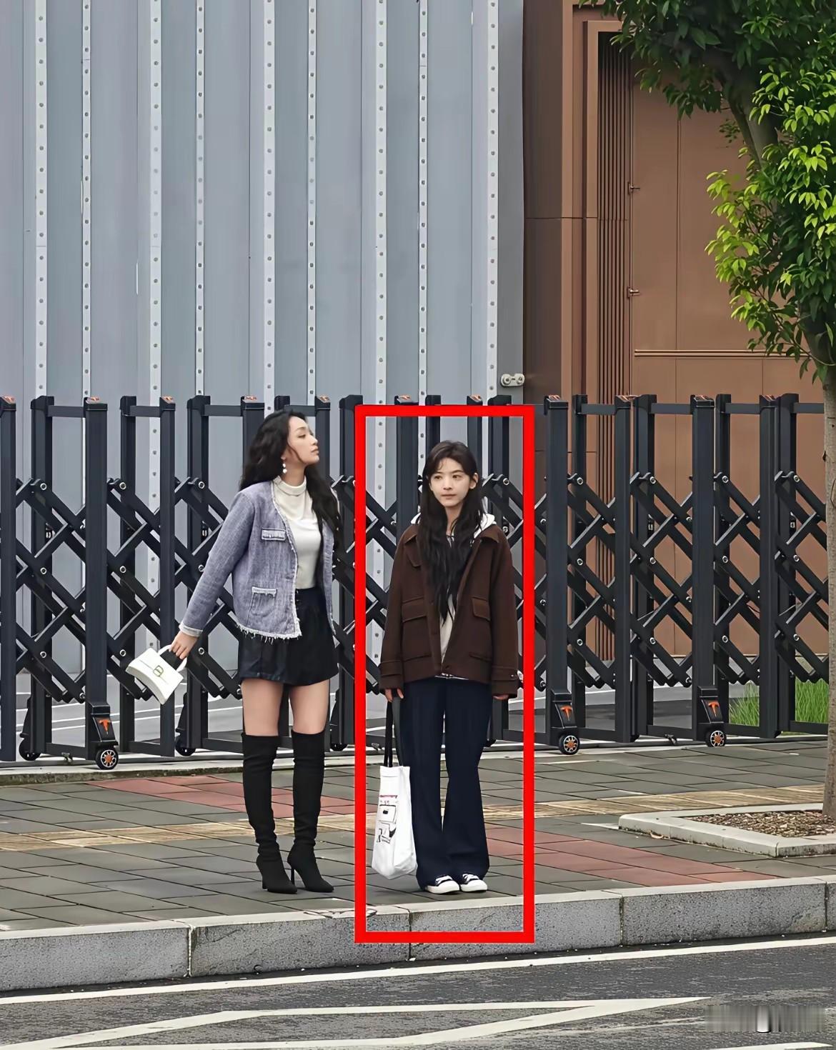 两种风格，两种穿着气质不一样的两个美女，哪个才是你喜欢的样子呢？一个是...