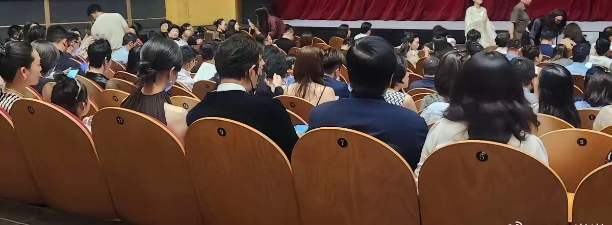 网友偶遇唐嫣罗晋一起参加女儿学校艺术节活动，这下破除离婚传闻了。