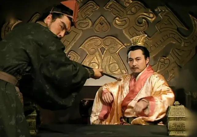 公元223年，曹彰进京朝觐曹丕，期间两人相约下棋，侍女端上了新鲜的枣子，曹彰吃了
