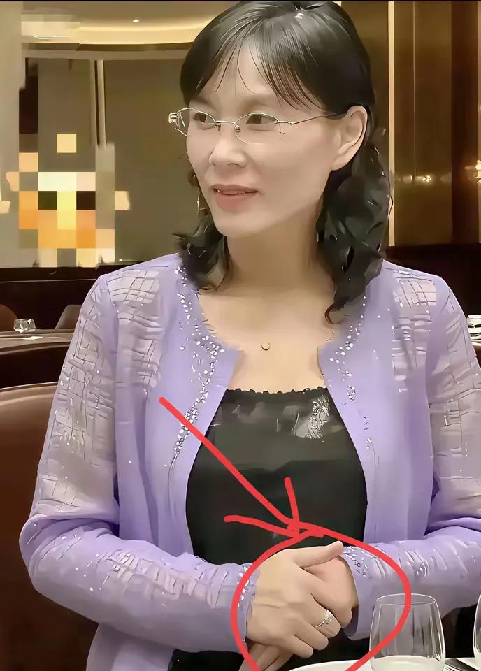 杜建英（宗馥莉的“小妈”）与宗馥莉母女长期存在家族控制权争夺、财产分配矛盾及情感