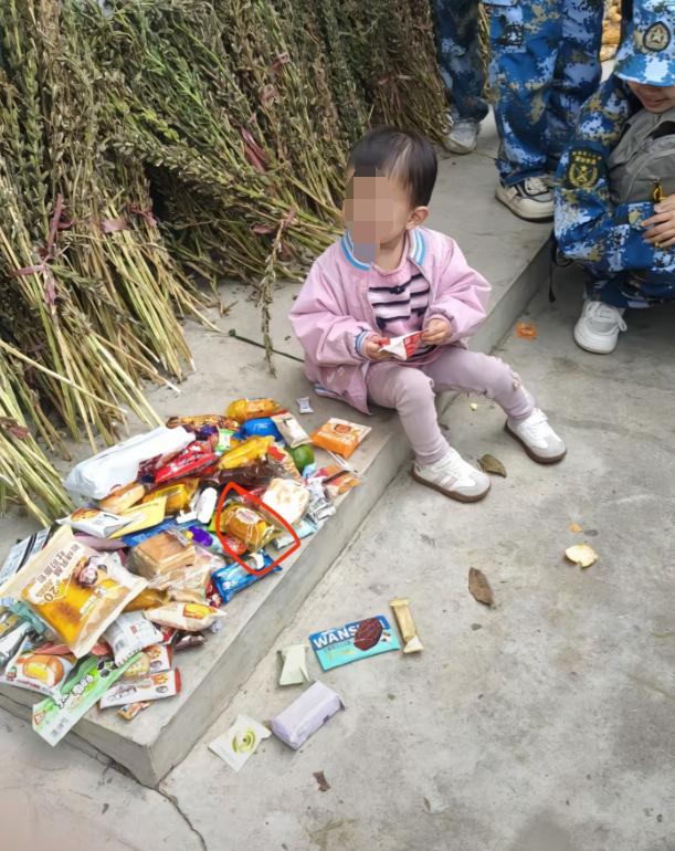“我就在家门口坐了一会，他们都来给我送吃的”。近日，陕西理工大学组织本校大一新