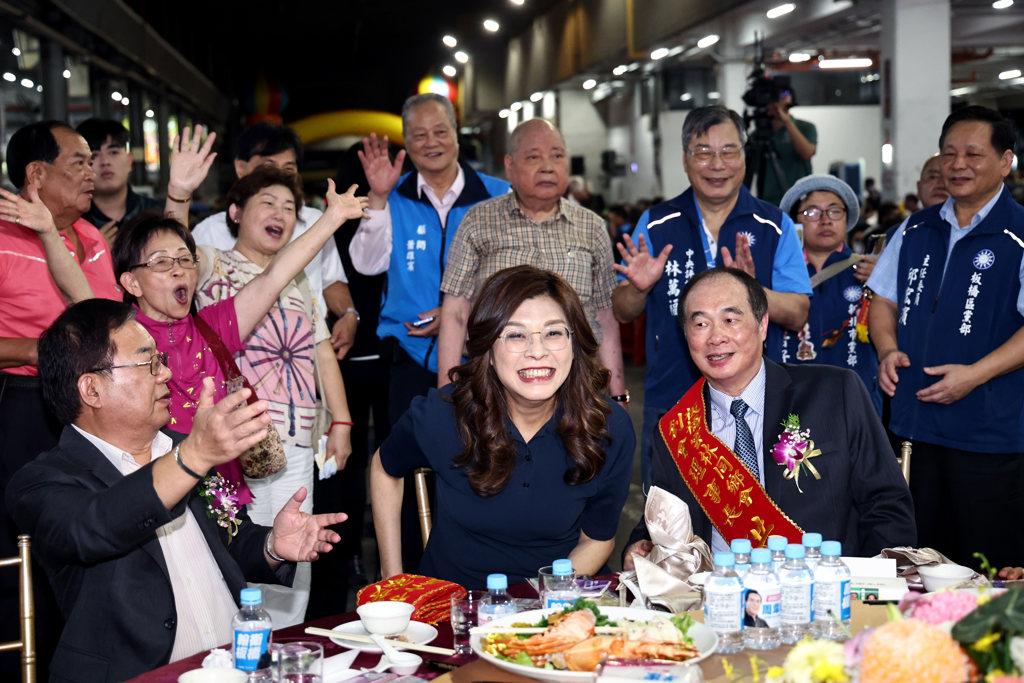 郑丽文赞李四川认真专业吁选民给机会让北台湾联机国民党主席郑丽文今（20）日晚