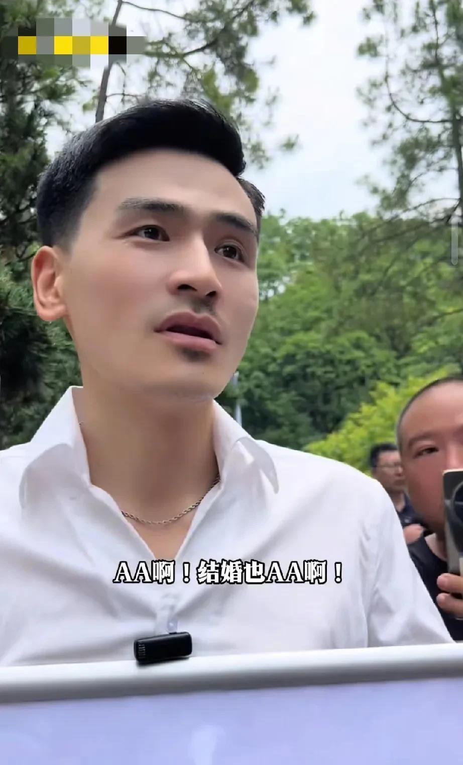在万松书院相亲角看到个神人，35岁电商男举着牌子写