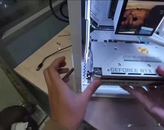 你亮着机往里插显卡？？？？[惊恐][惊恐][惊恐]