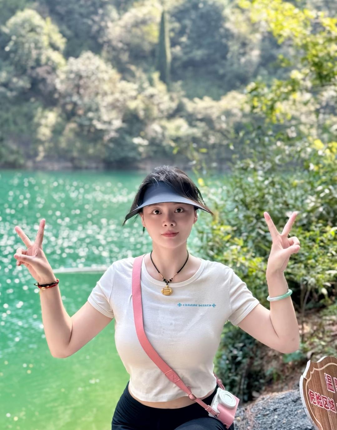 做自己的太阳，与山川湖海为伴，热爱生活，自信勇敢，保持善良，勇往直前！