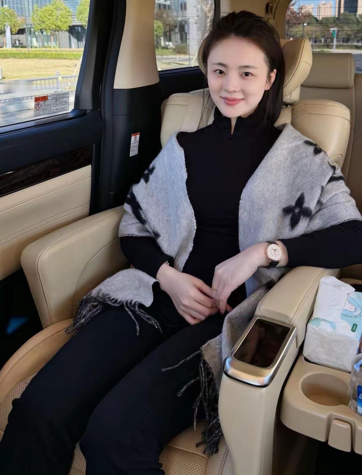 成熟，是懂得璀璨不必喧嚣，是独自穿过暗夜，仍愿为迷航者点亮灯塔的慈悲。