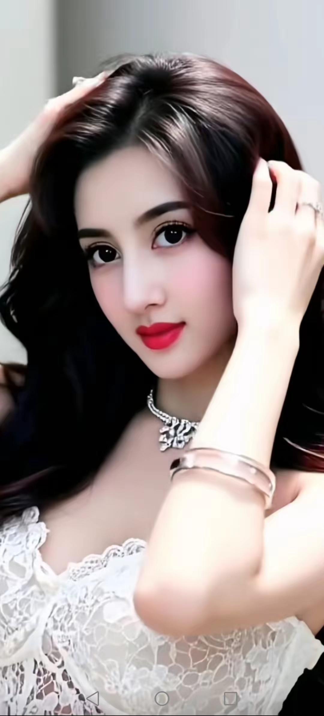 甜美红唇轻启，像是藏着无数动人的秘密。那色彩浓郁又娇艳，仿佛能点燃周围的空气。搭