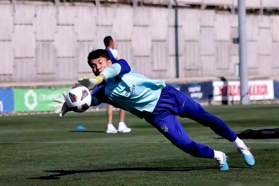 在西班牙两年就上了2场，被骂惨了。结果回国第一年，直接拿了中超月度最佳门将！