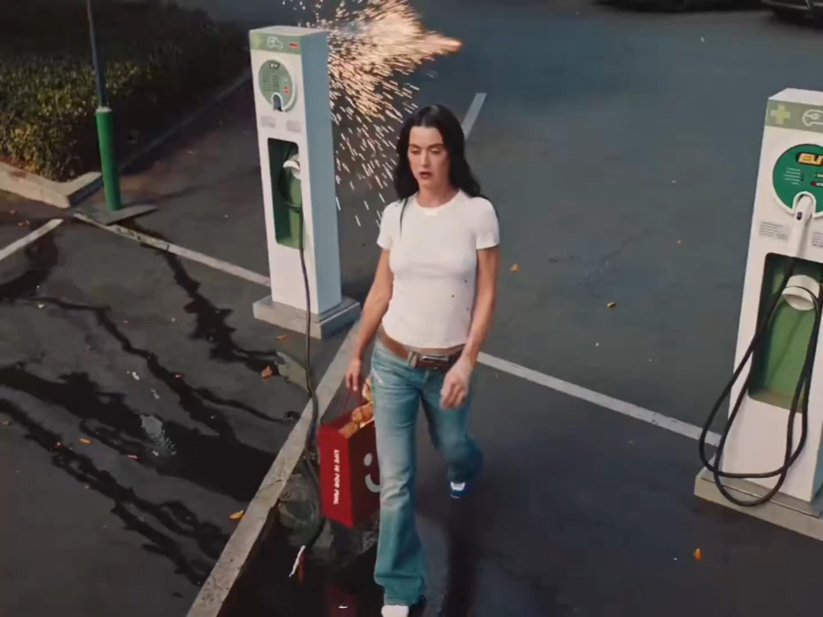 水果姐41岁正是闯中的年纪谁还没看水果姐的新歌MV，完全就是一个中西结合啊🆘