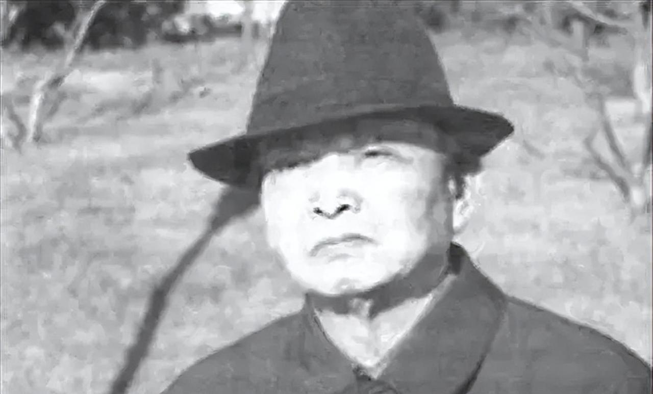 一名退休老教师在毒窝卧底了11年，为警方提供了900多条机密情报。某天，毒贩家中